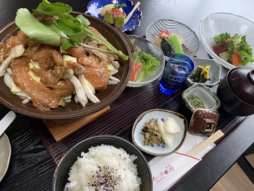 【お得に】ご当地グルメに舌鼓〜鶏ちゃん陶板焼きプラン〜【１泊２食付き】